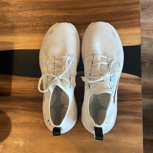 OnRunning shoes size 10.5 - Picture 4 of 4